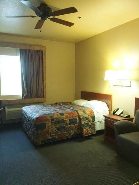 Travelodge By Wyndham Gillette Bagian luar foto